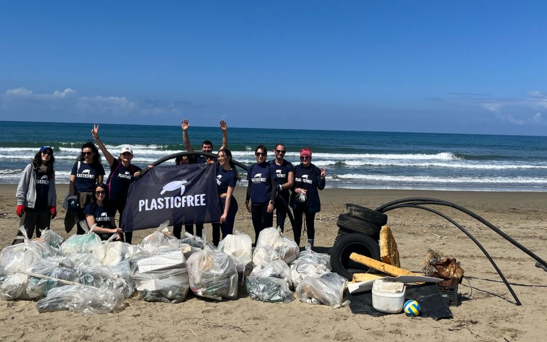 Campania: Rimossi oltre 8mila chili di rifiuti dai volontari Plastic Free per l’Earth Day 2025