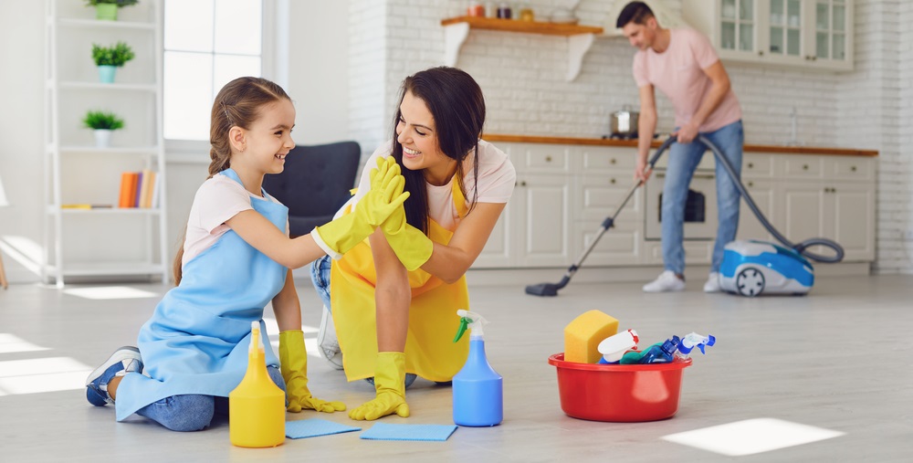 Le buone notizie: cade un tabù, le pulizie in casa. Ascolta