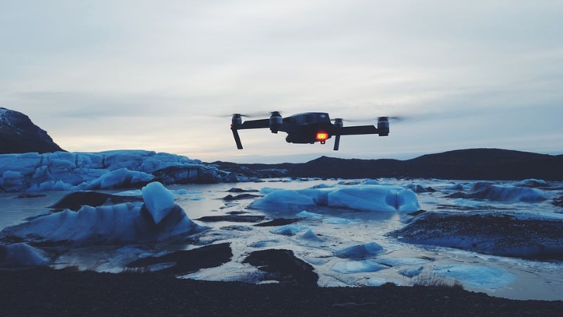 Un drone traccia la perdita di ghiaccio, fornendo dati cruciali per prevedere l’impatto del riscaldamento globale.