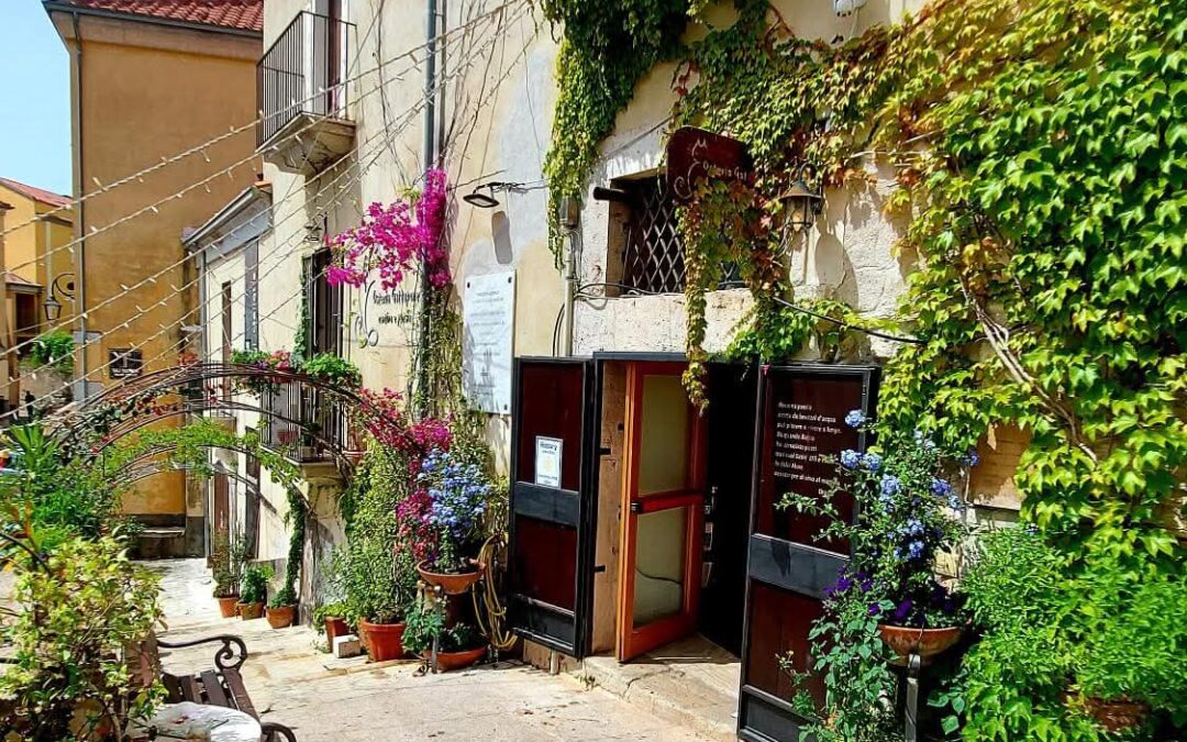 Estate di cultura e comunità con l’Associazione Gattapone: il 15 luglio appuntamento imperdibile con il teatro nel cuore del centro storico di Eboli