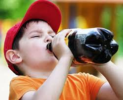 Troppi snack e bibite gassate energetizante, frutta e verdura assenti, allarme per dieta bimbi