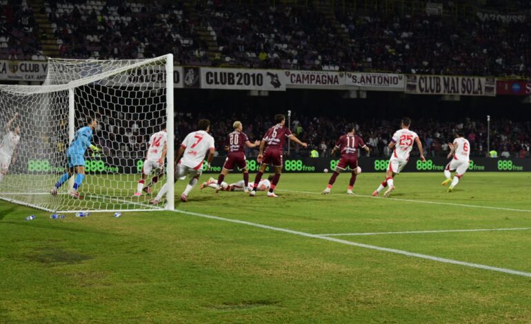SALERNITANA, RIMONTA DA URLO: BARI KO ALL’ARECHI 2-1