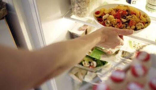 Salute, lo spuntino di mezzanotte fa male anche al fegato: il rischio aumenta del 30%